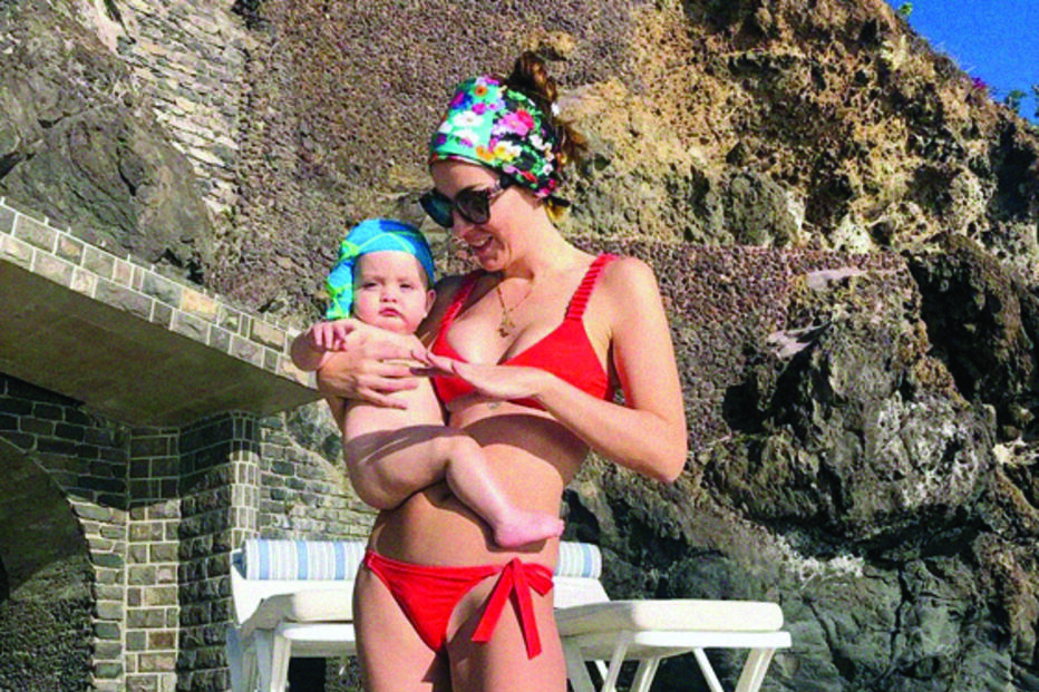 Atriz foi a banhos com o bebé 