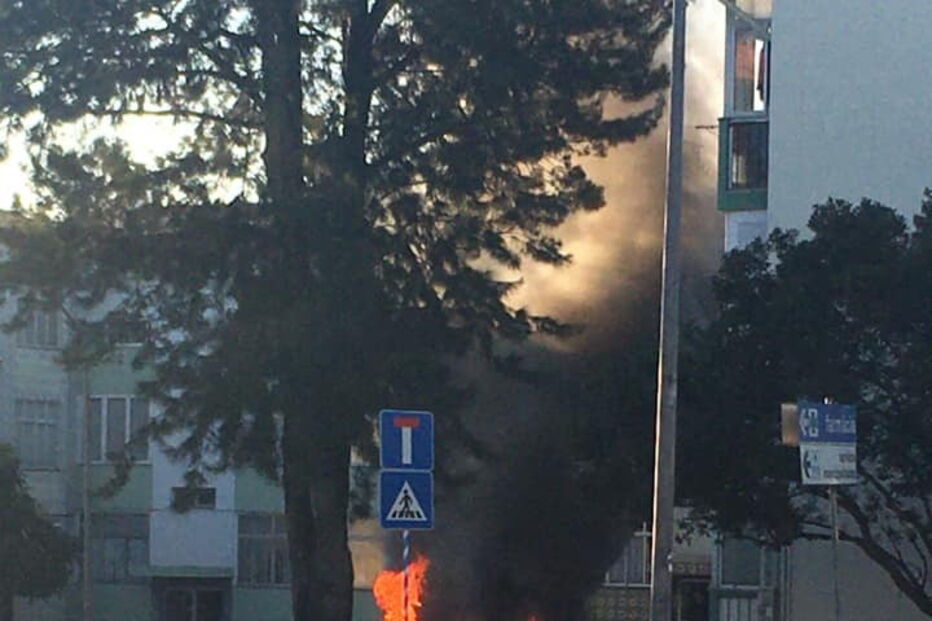 Carro consumido pelas chamas em rua de Porto Salvo