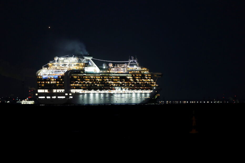 Japão coloca mais de 3 mil passageiros de cruzeiro em quarentena por suspeitas de coronavírus