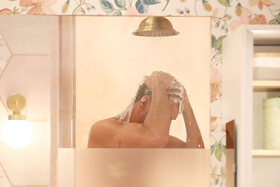 Cláudio Ramos toma banho na casa de Cristina Ferreira