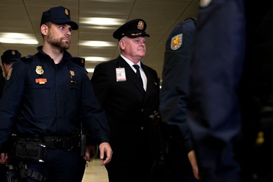 Sangue-frio de piloto salva 128 pessoas a bordo de avião sem motor e pneu em Madrid