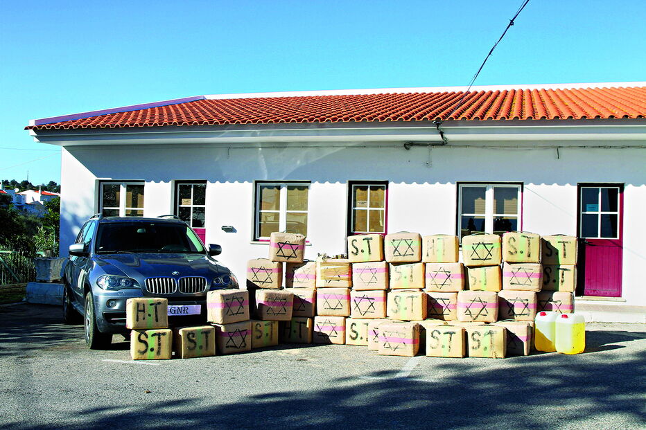 59 fardos de haxixe foram apreendidos ainda na praia do Alemão e dentro de uma carrinha de matricula espanhola 