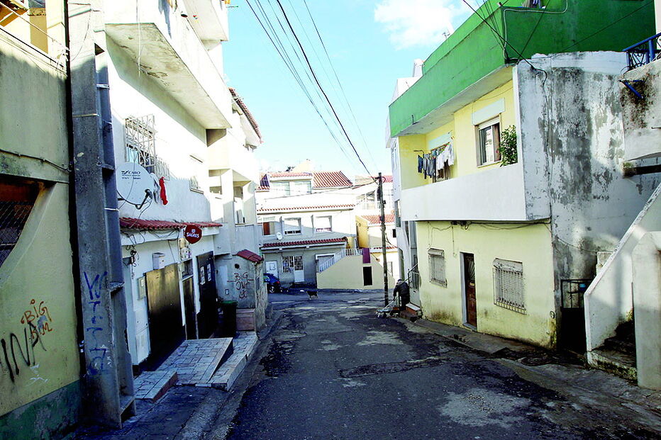 Meia centena de elementos da PJ entraram de manhã nas ruas do bairro