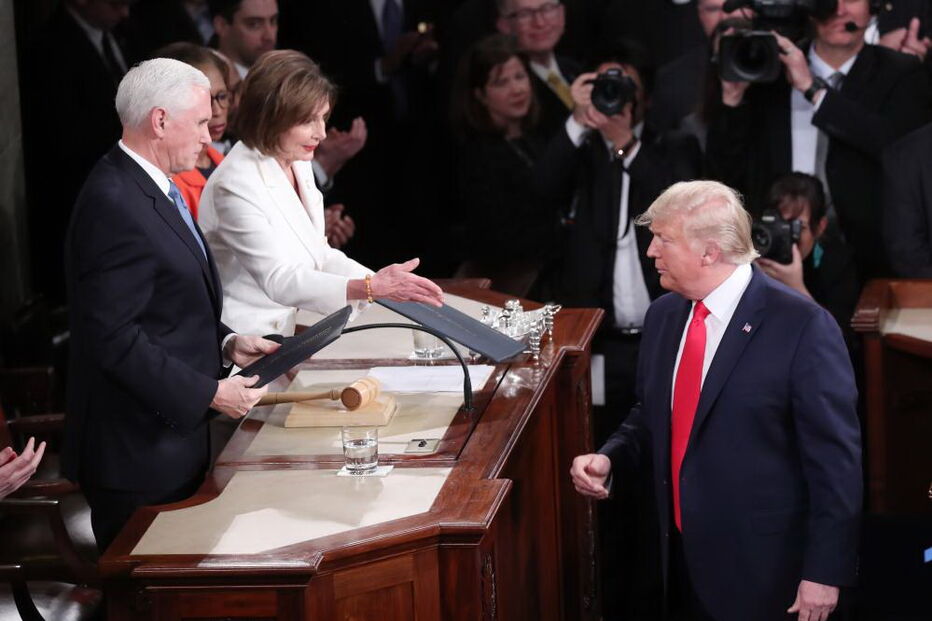 Nancy Pelosi rasga discurso de Donald Trump após Estado da União