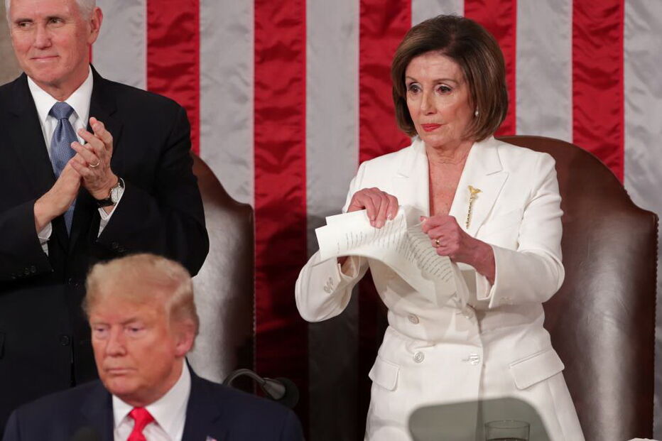 Nancy Pelosi rasga discurso de Donald Trump após Estado da União