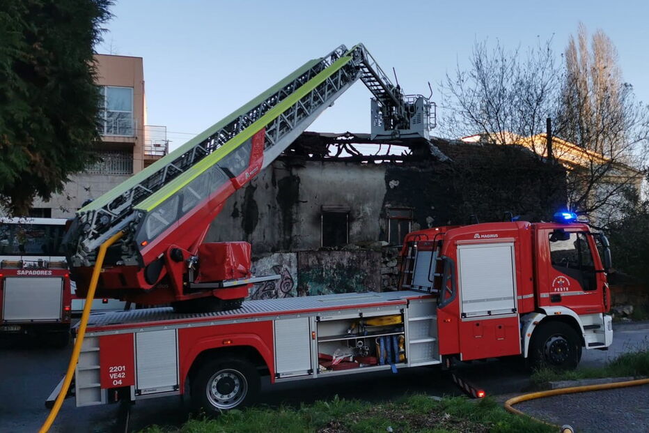 Incêndio destruiu edifício devoluto no Porto