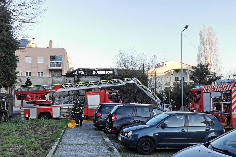Incêndio destruiu edifício devoluto no Porto