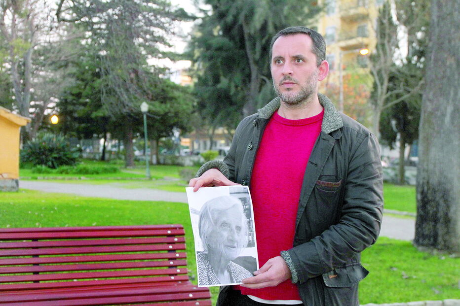 Eduardo Correia mostra a foto da sua avó, Ilda de Sousa