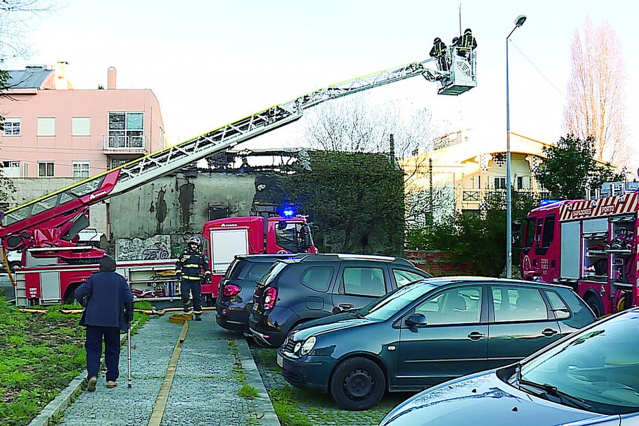 Sapadores do Porto dominaram rapidamente as chamas que, ainda assim, destruíram o edifício devoluto 