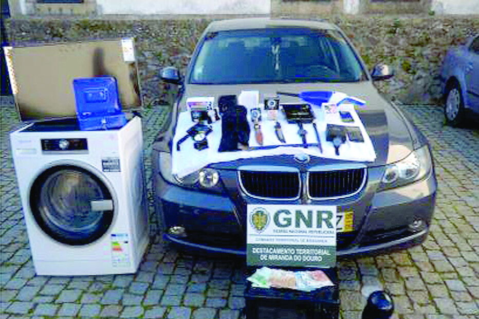 Carro e material apreendidos a jovem suspeito dos crimes de Miranda do Douro