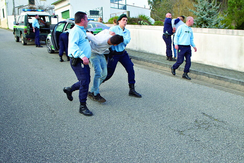 Homem que fugiu da prisão entre os cinco detidos por furtos em residências na Penacova