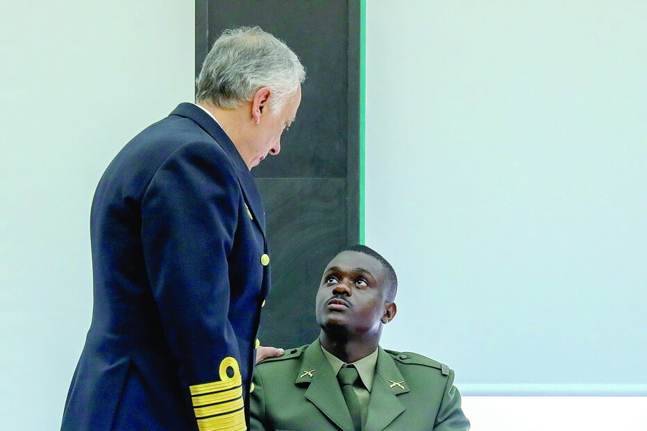 Soldado Aliu Camará com o almirante  Silva Ribeiro, CEMGFA