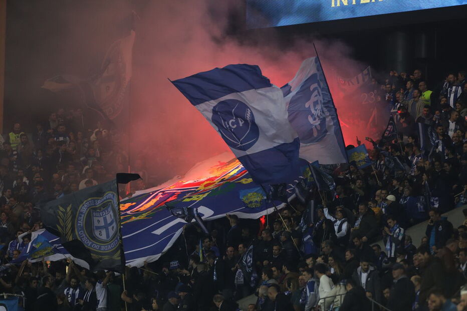 Tochas arremessadas nas bancadas dos adeptos do FC Porto