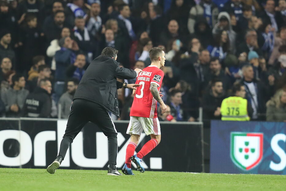 Bruno Lage invade o campo