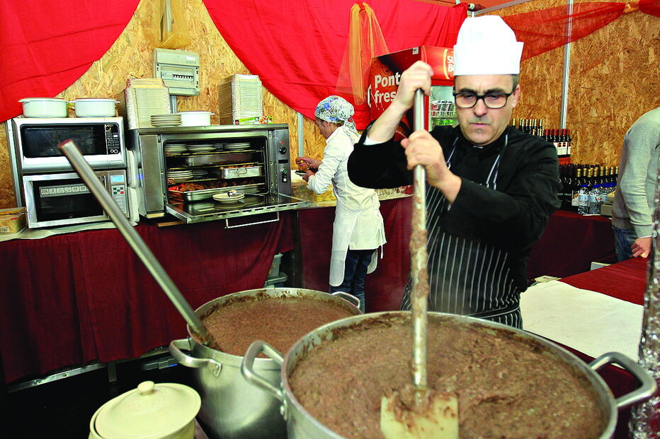 Papas de sarrabulho são confecionadas na tenda do festival