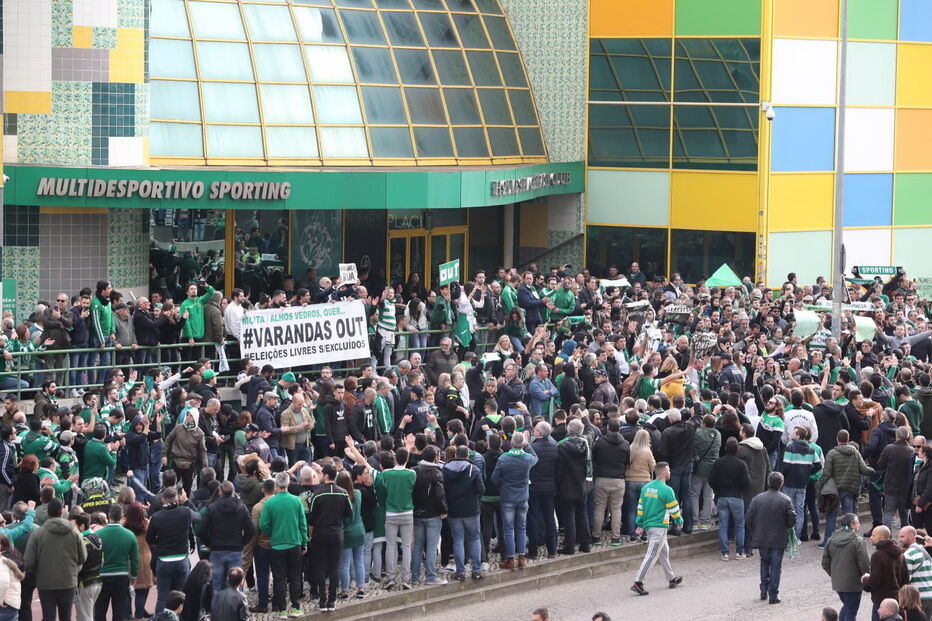 Adeptos do Sporting protestam contra direção do clube em Alvalade