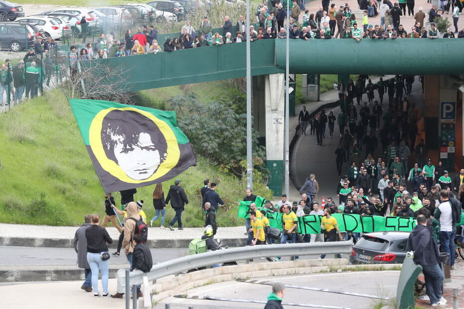 Adeptos do Sporting protestam contra direção do clube em Alvalade