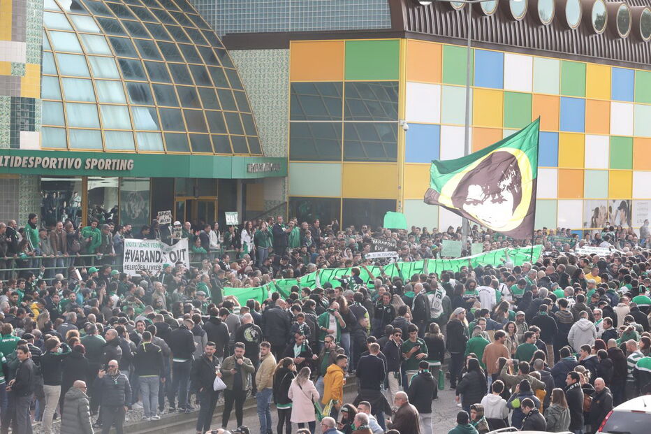 Adeptos do Sporting protestam contra direção do clube em Alvalade