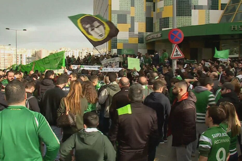 Milhares de adeptos do Sporting juntam-se em frente ao Estádio de Alvalade