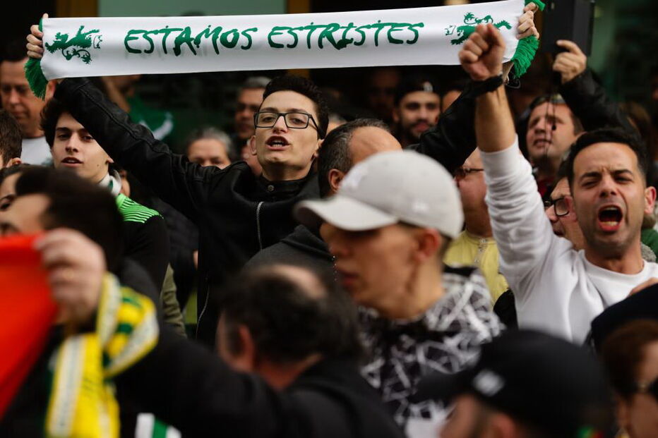 Adeptos do Sporting protestam contra direção do clube em Alvalade	