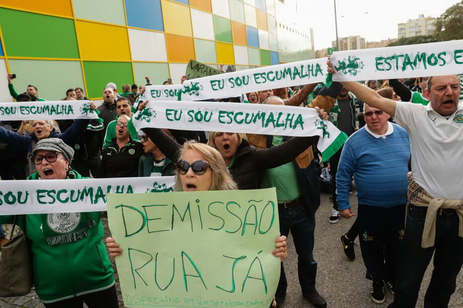 Adeptos do Sporting protestam contra direção do clube em Alvalade	