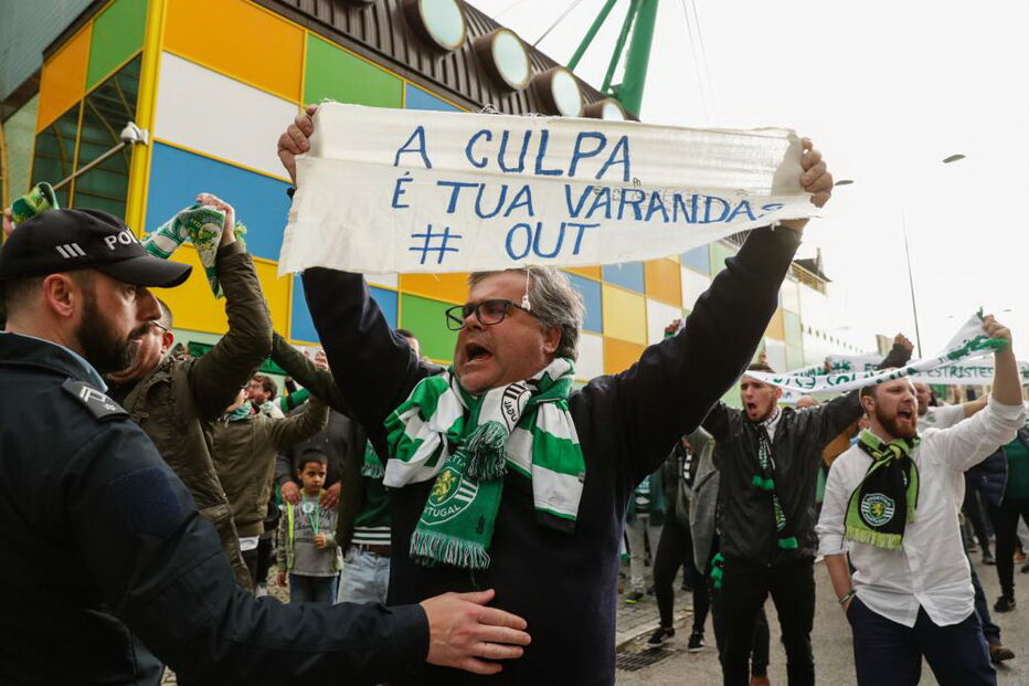 Adeptos do Sporting protestam contra direção do clube em Alvalade	