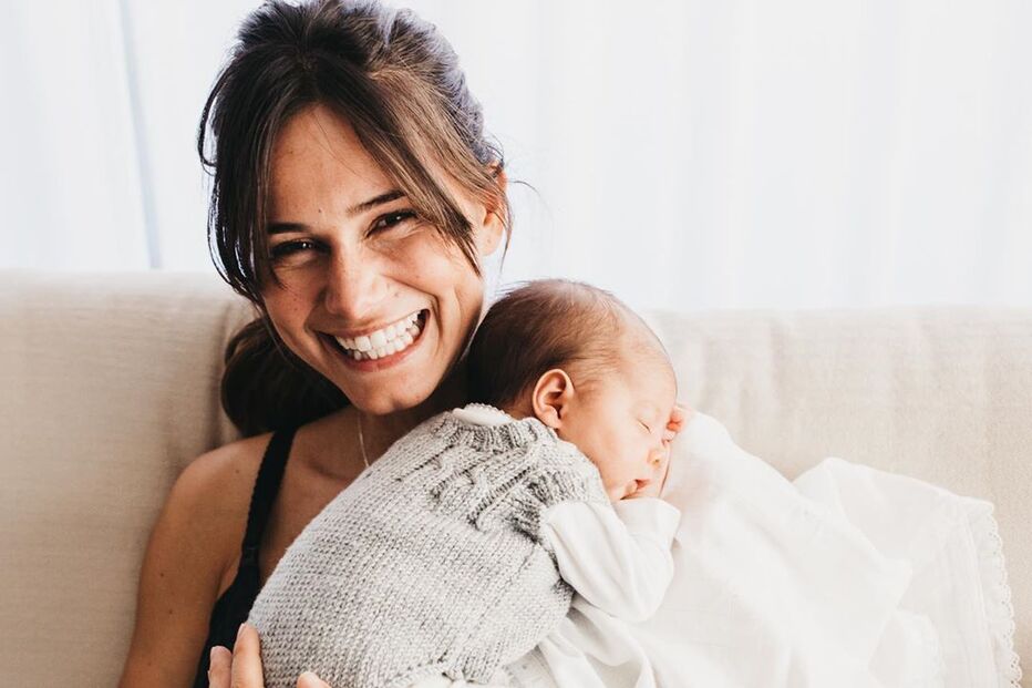 Cláudia Vieira radiante com a filha Caetana