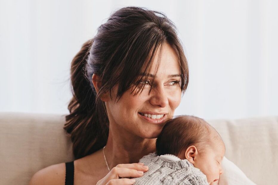 Cláudia Vieira radiante com a filha Caetana