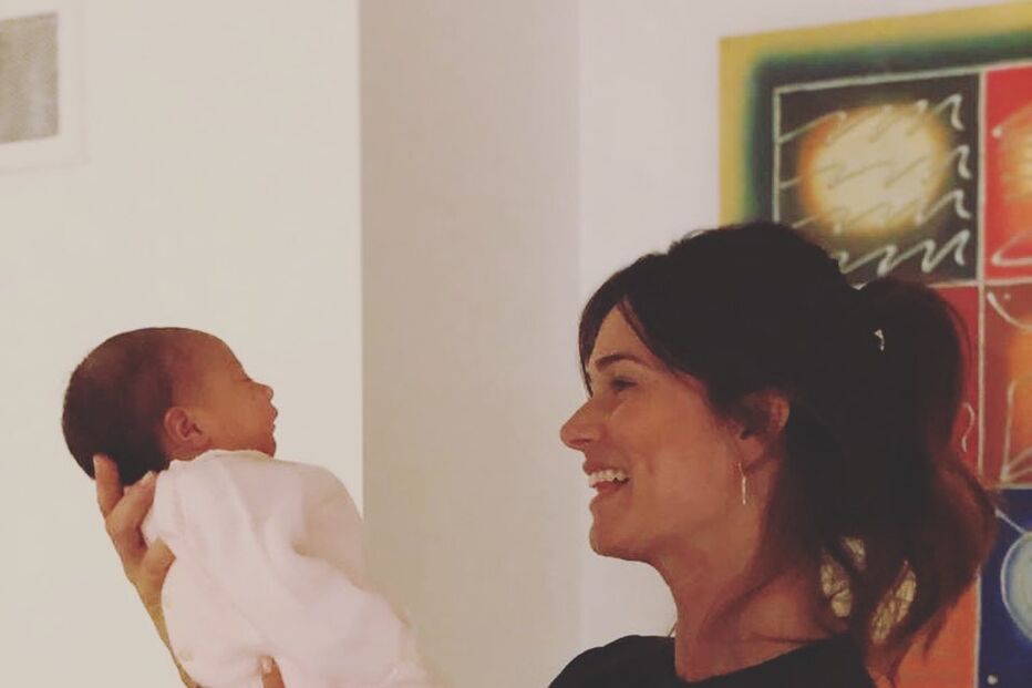 Cláudia Vieira radiante com a filha Caetana