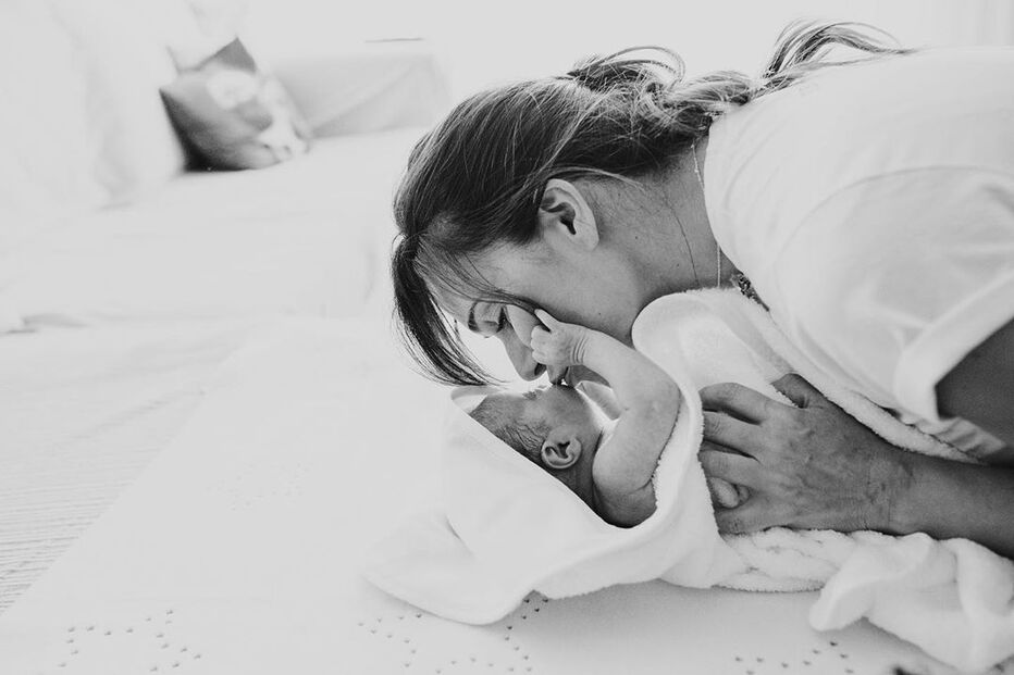 Cláudia Vieira radiante com a filha Caetana