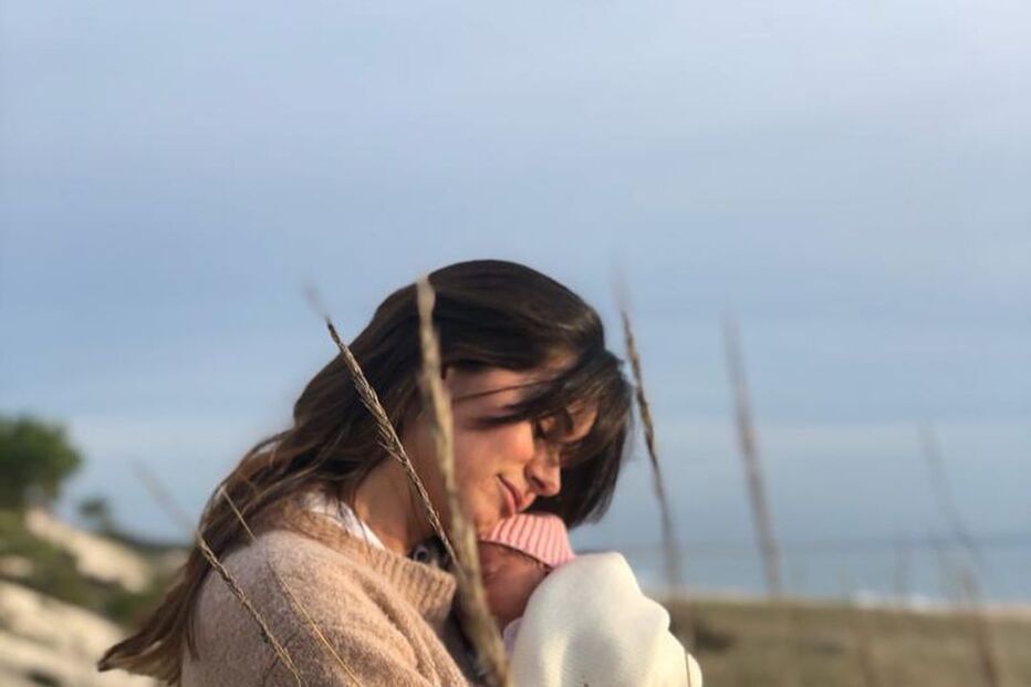 Cláudia Vieira radiante com a filha Caetana