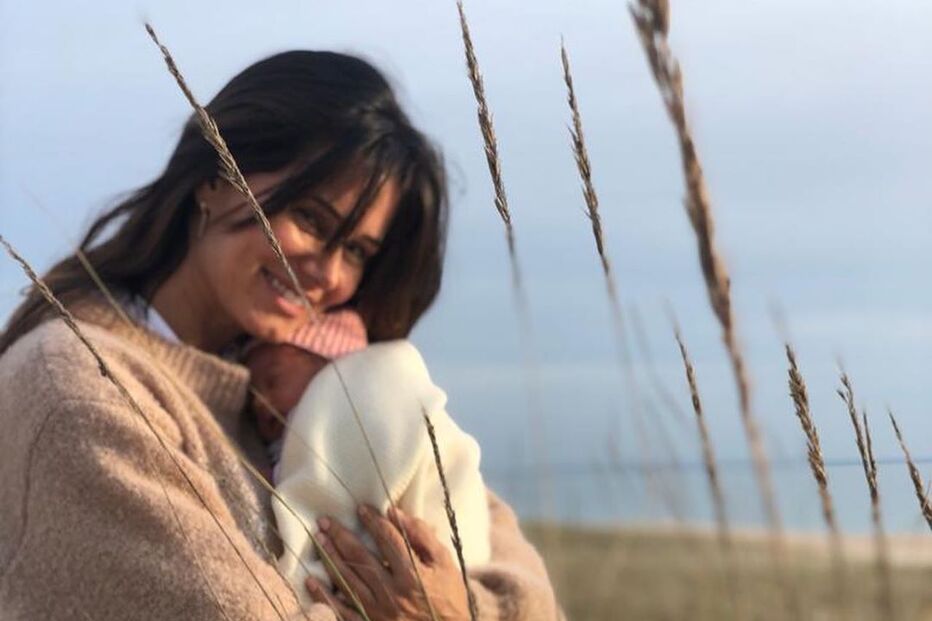 Cláudia Vieira radiante com a filha Caetana