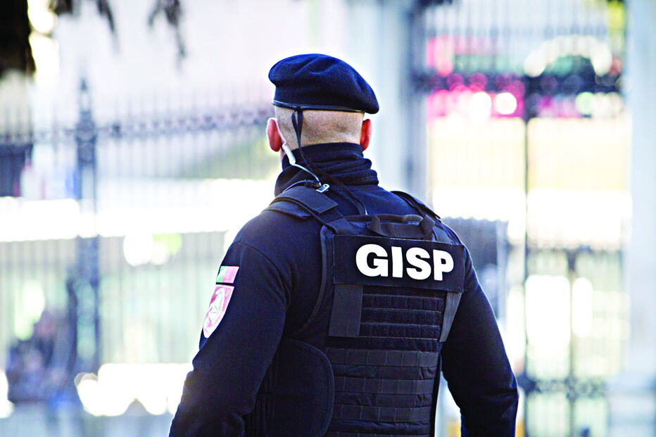 Elemento do Grupo de Intervenção e Segurança Prisional  