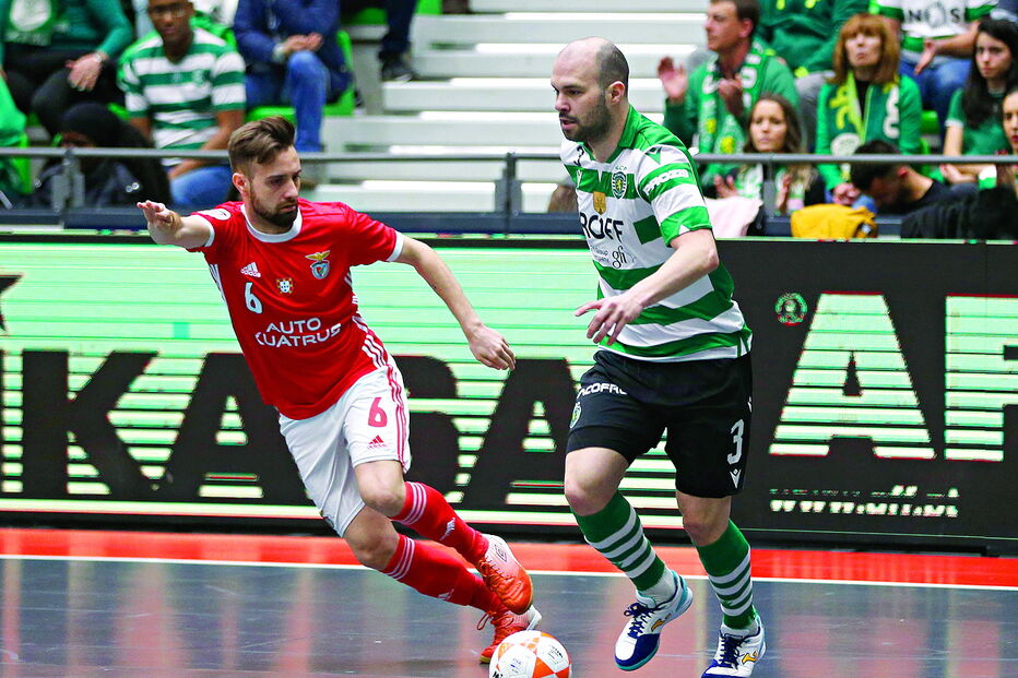 Benfiquista Tiago Brito tenta roubar a bola a Taynan  