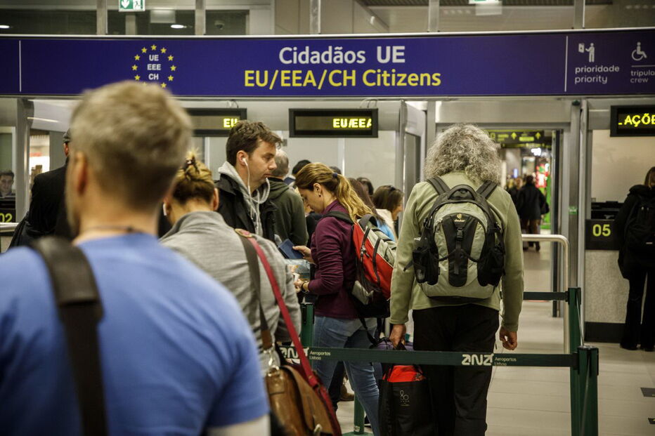 Aeroporto de Lisboa tem nova área de controlo de chegadas do SEF