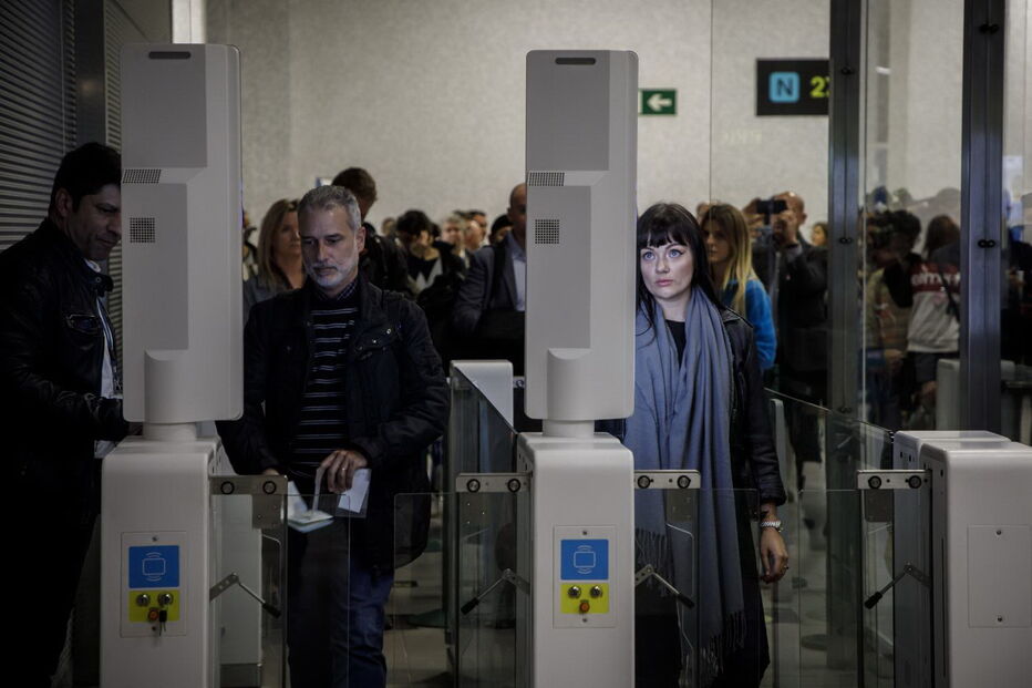 Aeroporto de Lisboa tem nova área de controlo de chegadas do SEF