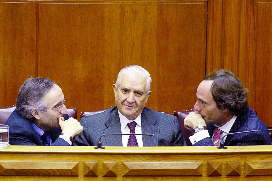 Barreto (ao centro) com Bagão Félix e Paulo Portas na votação do Orçamento para 2005 