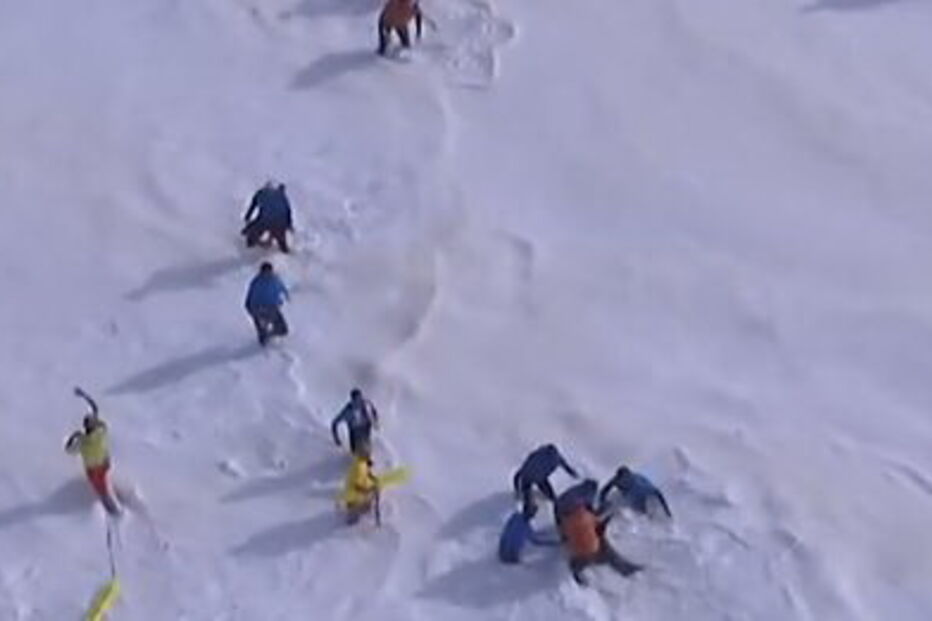 Imagens impressionantes mostram força das ondas a sacudir jet ski onde estava Alex Botelho na Nazaré 