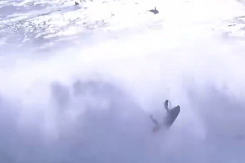 Imagens impressionantes mostram força das ondas a sacudir jet ski onde estava Alex Botelho na Nazaré 