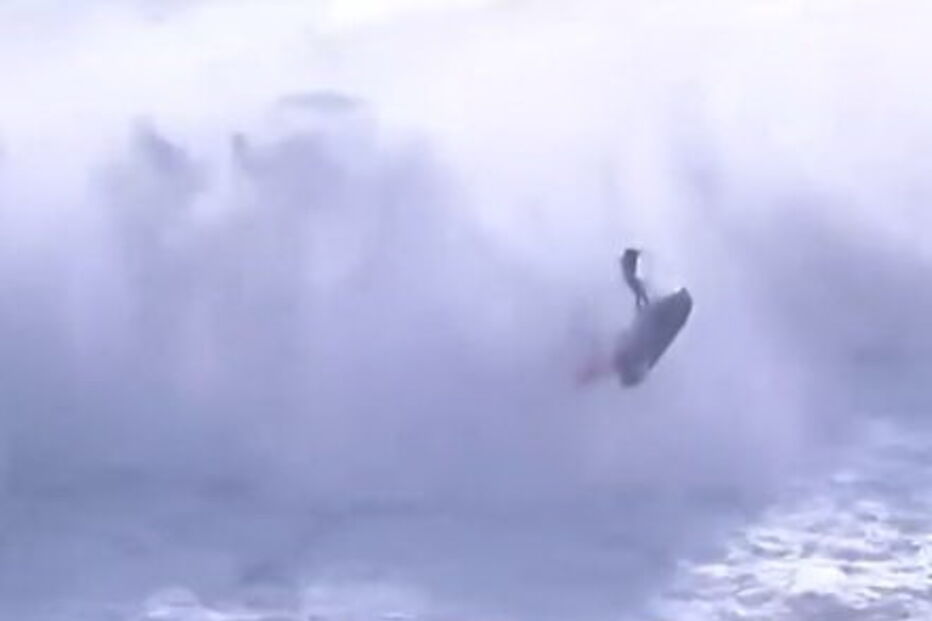 Imagens impressionantes mostram força das ondas a sacudir jet ski onde estava Alex Botelho na Nazaré 