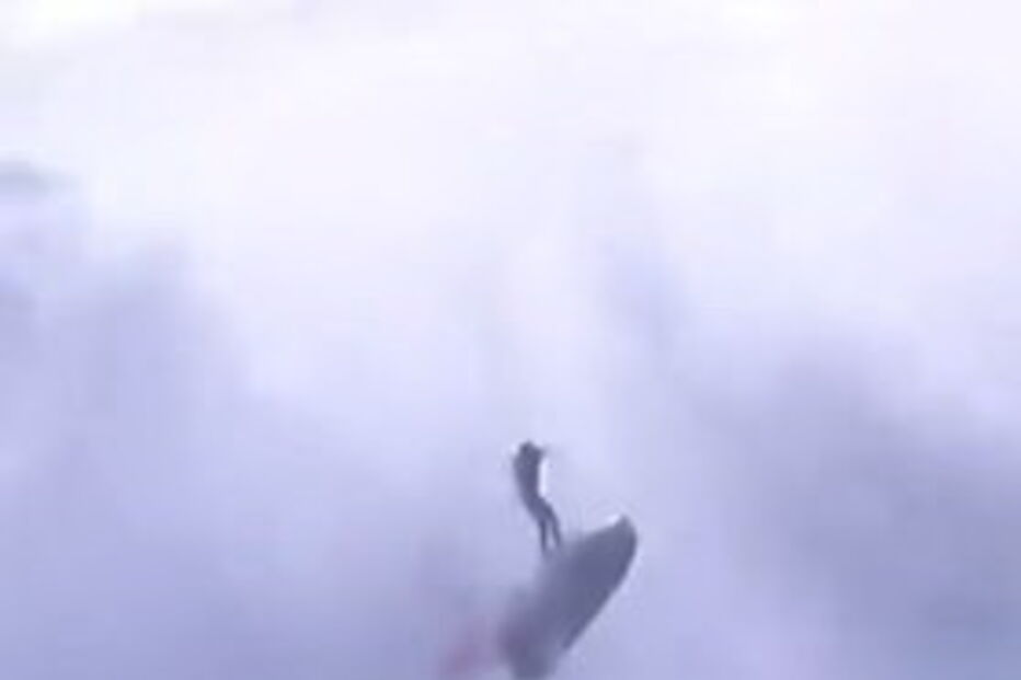Imagens impressionantes mostram força das ondas a sacudir jet ski onde estava Alex Botelho na Nazaré 