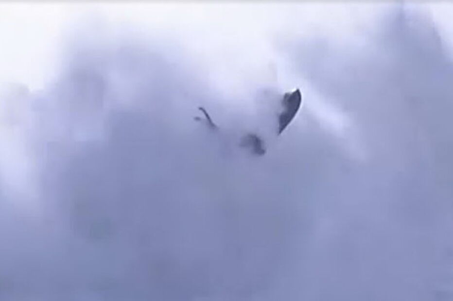 Imagens impressionantes mostram força das ondas a sacudir jet ski onde estava Alex Botelho na Nazaré	