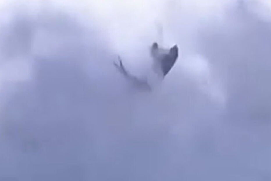 Imagens impressionantes mostram força das ondas a sacudir jet ski onde estava Alex Botelho na Nazaré	