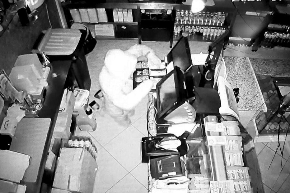 Ladrão foi filmado a assaltar, de gatas e com outro cúmplice, o café Mon Cherry