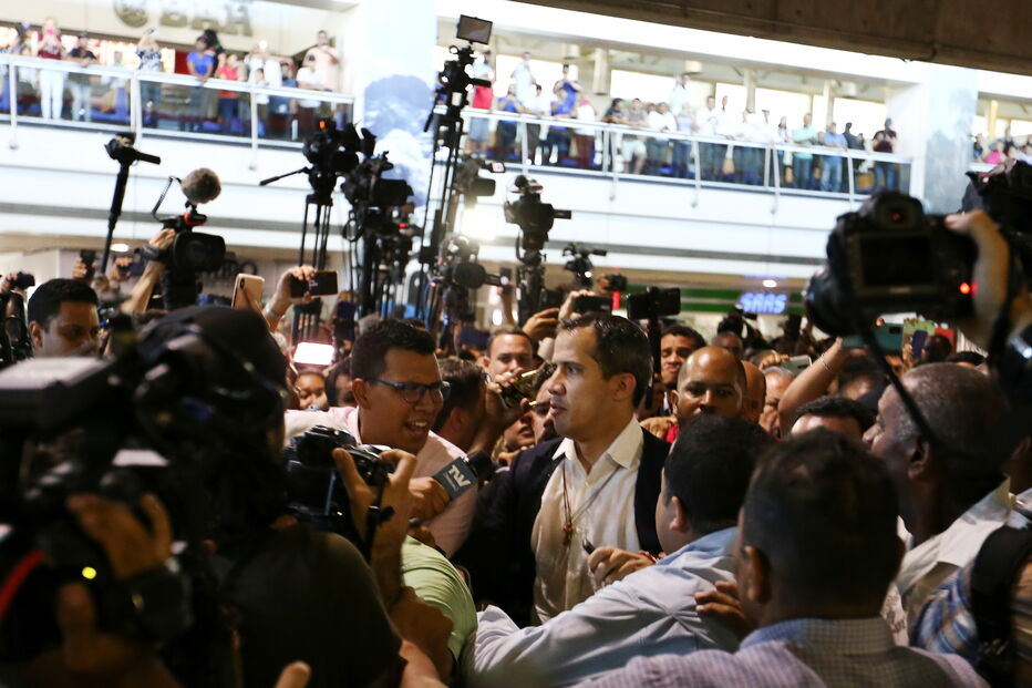 Juan Guaidó agredido por chavistas à chegada a Caracas após voo que partiu de Portugal. Veja as imagens
