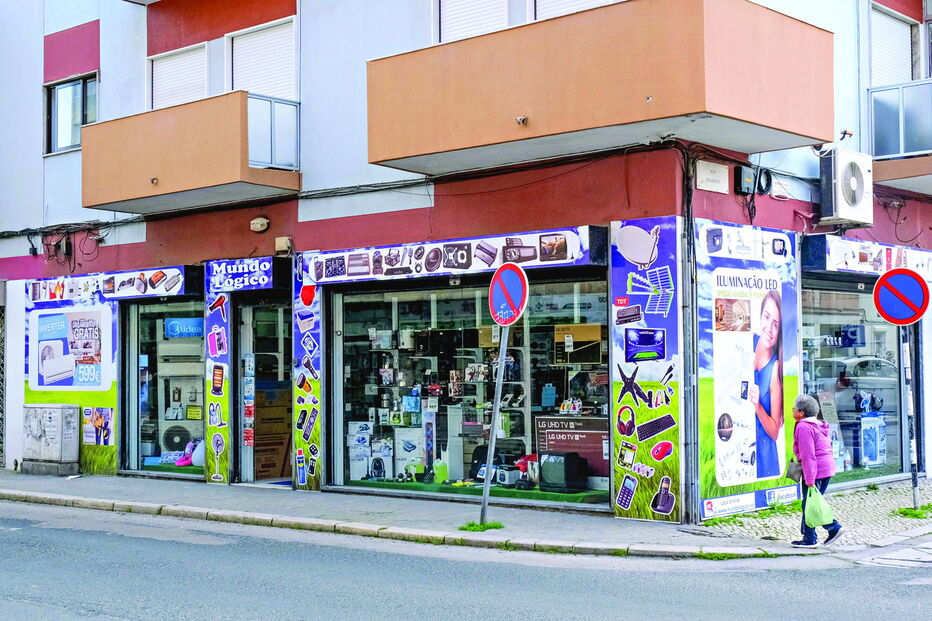 Loja de material eletrónico na rua Manuel Pacheco Nobre, no Alto Seixalinho, Barreiro, foi assaltada recentemente