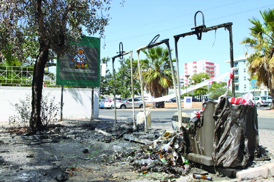 Fogo posto em carros e caixotes do lixo alarma moradores de Faro