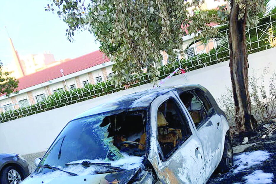 Fogo posto em carros e caixotes do lixo alarma moradores de Faro