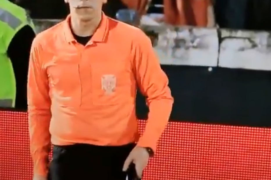 Gesto polémico de árbitro durante Famalicão - Benfica gera indignação nas redes sociais