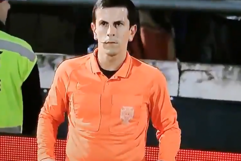 Gesto polémico de árbitro durante Famalicão - Benfica gera indignação nas redes sociais